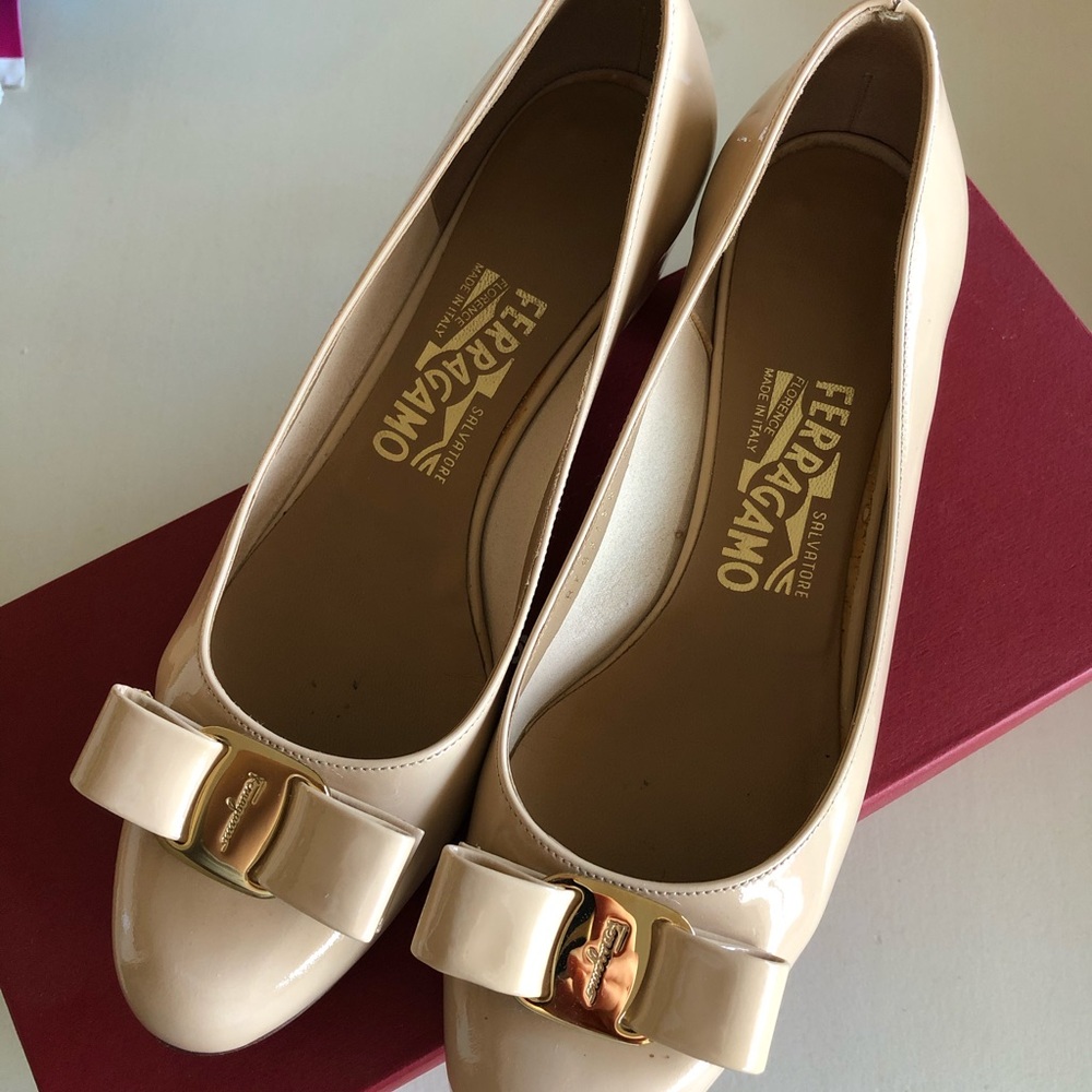 NIB Ferragamo Vara low heel, New Bisque, sz. 7.